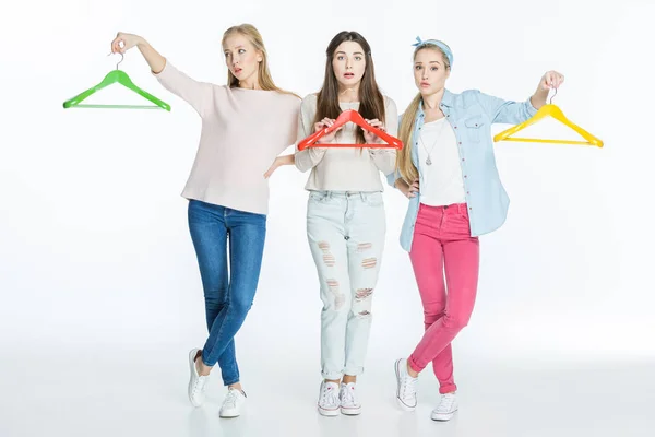 Femmes avec cintres colorés — Photo de stock