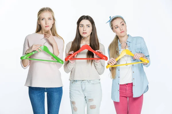 Mujeres con perchas de colores - foto de stock