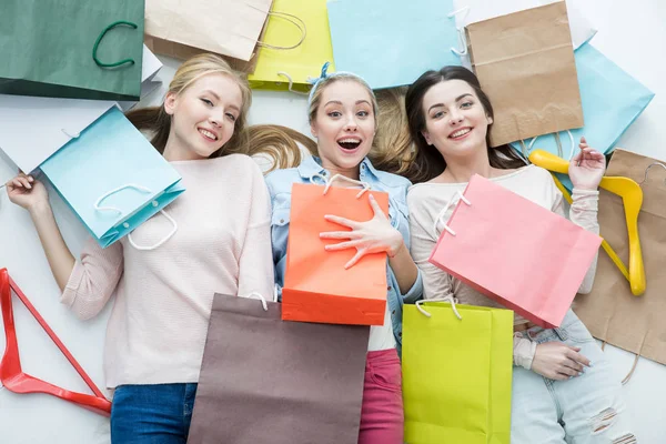 Mujeres con bolsas de compras - foto de stock