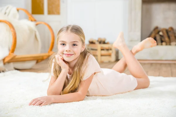 Niedliches kleines Mädchen — Stockfoto