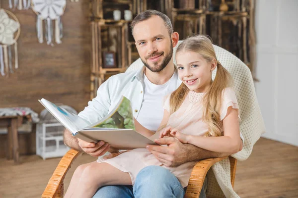 Padre e hija leyendo libro - foto de stock