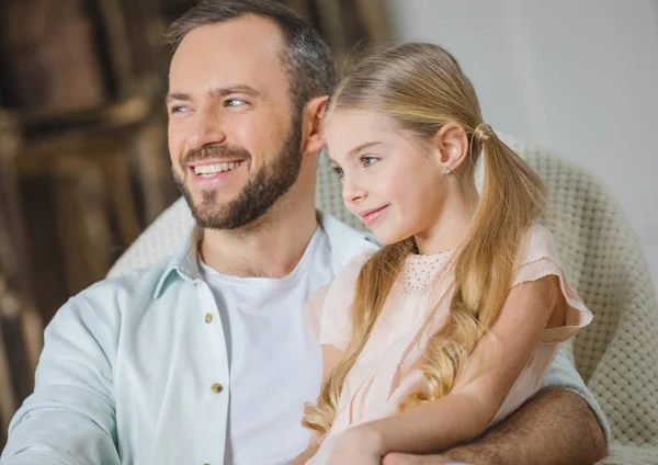 Padre e hija en silla - foto de stock