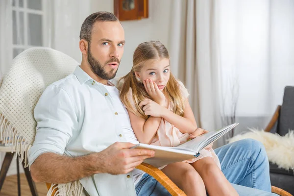 Батько і дочка читають книгу — стокове фото