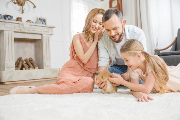 Щаслива сім'я з кроликом — стокове фото