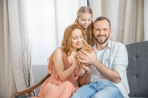 Счастливая семья с кроликом — стоковое фото