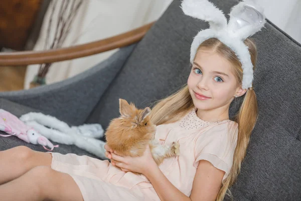 Petite fille avec lapin — Photo de stock
