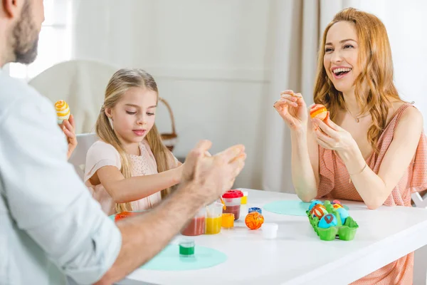 Família pintura Páscoa ovos — Fotografia de Stock