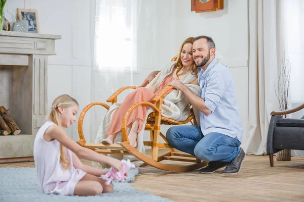 Família feliz em casa — Fotografia de Stock