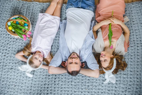 Famille couchée sur le sol — Photo de stock