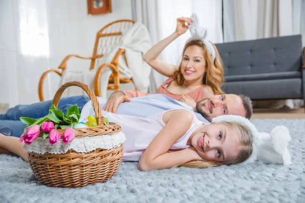 Famiglia sdraiata sul pavimento — Foto stock