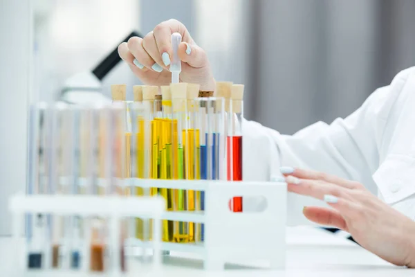 Científica femenina en laboratorio - foto de stock