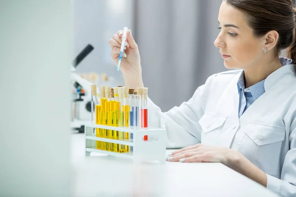 Female scientist in lab — Stock Photo
