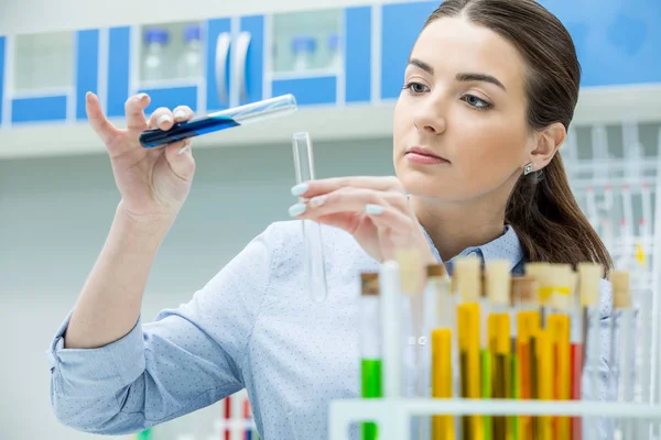 Científica femenina en laboratorio - foto de stock