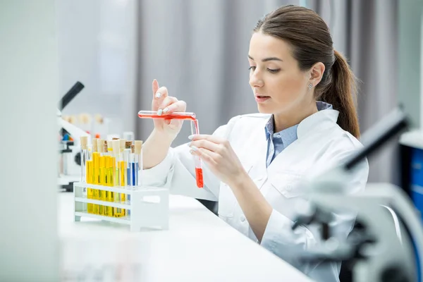 Cientista feminina em laboratório — Fotografia de Stock