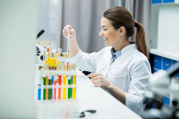 Científica femenina en laboratorio - foto de stock