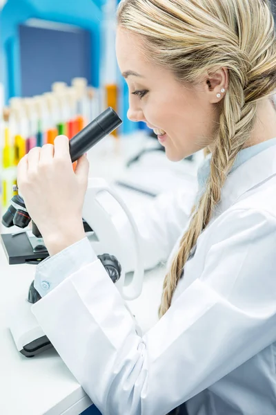 Científica femenina en laboratorio - foto de stock