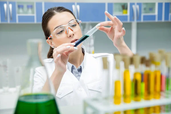 Científica femenina en laboratorio - foto de stock