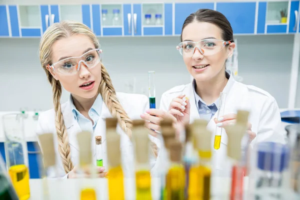 Scientifiques féminines en laboratoire — Photo de stock