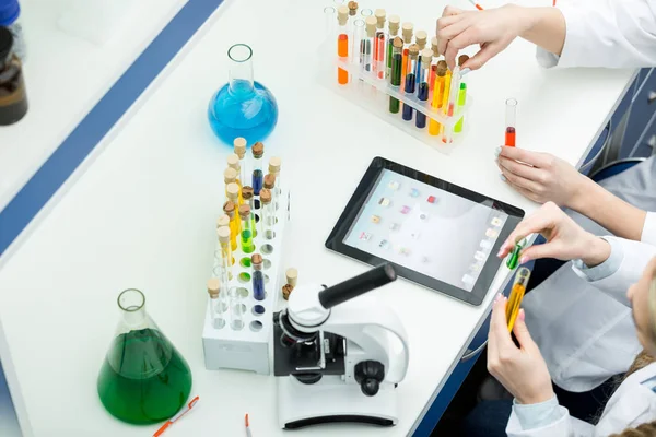 Scientifiques féminines en laboratoire — Photo de stock