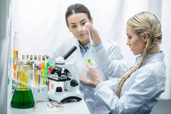 Scientifiques féminines en laboratoire — Photo de stock