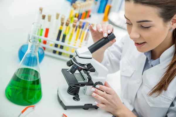 Científica femenina en laboratorio - foto de stock