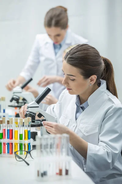 Cientista feminina em laboratório — Fotografia de Stock