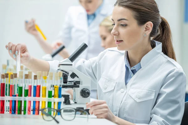 Científica femenina en laboratorio - foto de stock