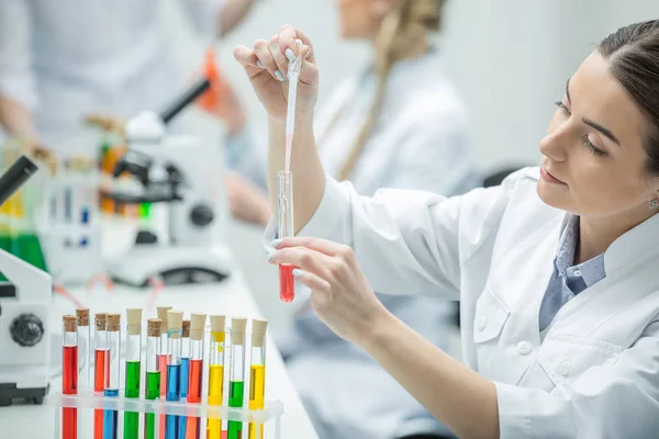 Científica femenina en laboratorio — Stock Photo