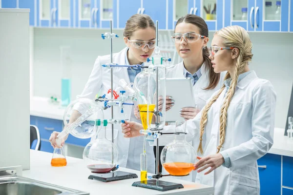 Scientifiques féminines en laboratoire — Photo de stock