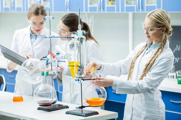 Científicas en laboratorio - foto de stock