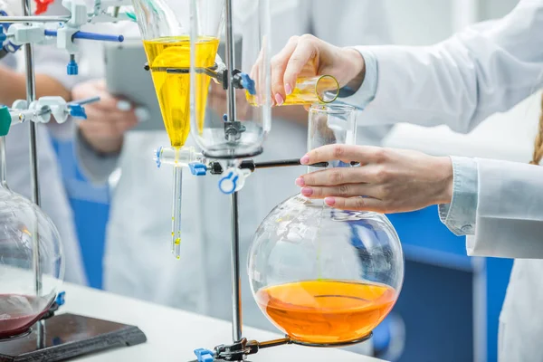 Científica femenina en laboratorio - foto de stock