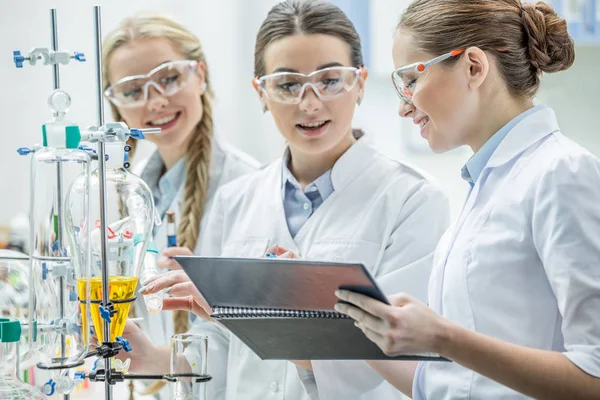 Female scientists in lab — Stock Photo