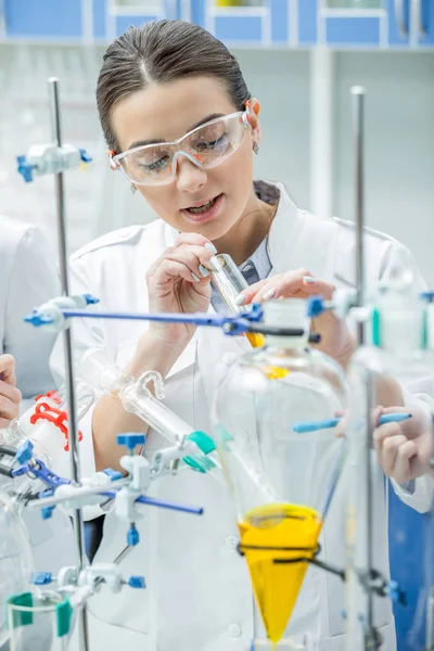 Cientista feminina em laboratório — Fotografia de Stock