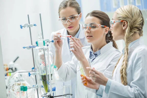 Scientifiques féminines en laboratoire — Photo de stock