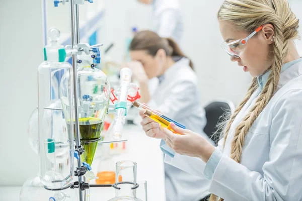 Scienziata in laboratorio — Foto stock