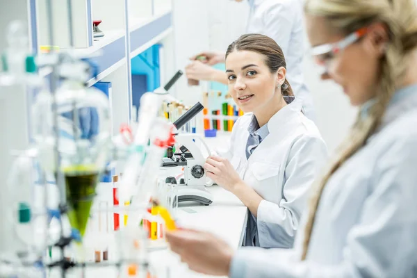 Científico trabajando con microscopio - foto de stock