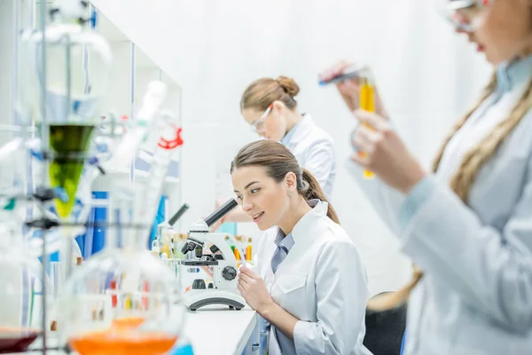 Científico trabajando con microscopio - foto de stock