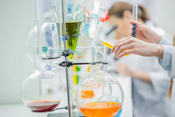 Cientista que trabalha em laboratório — Fotografia de Stock