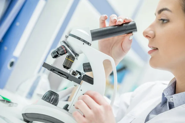 Scientist working in laboratory — Stock Photo