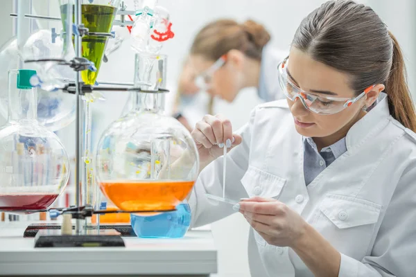 Científico trabajando en laboratorio - foto de stock