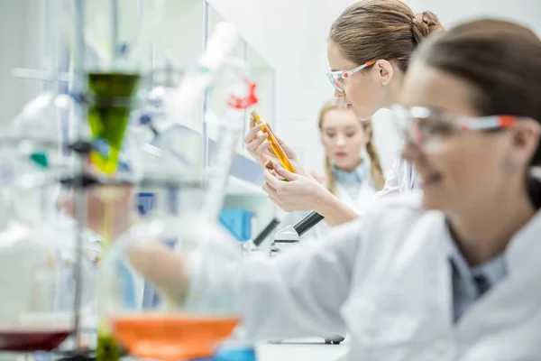 Scientifiques féminines en laboratoire — Photo de stock