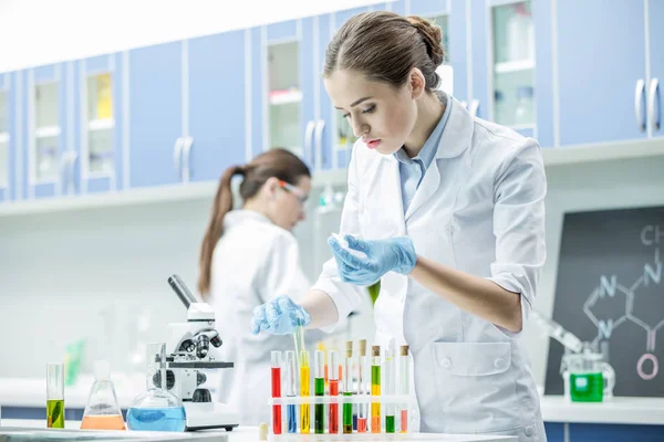 Scienziate in laboratorio — Foto stock