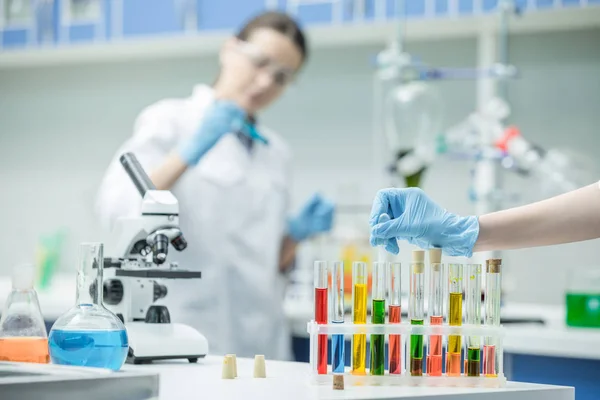 Scientifiques féminines en laboratoire — Photo de stock