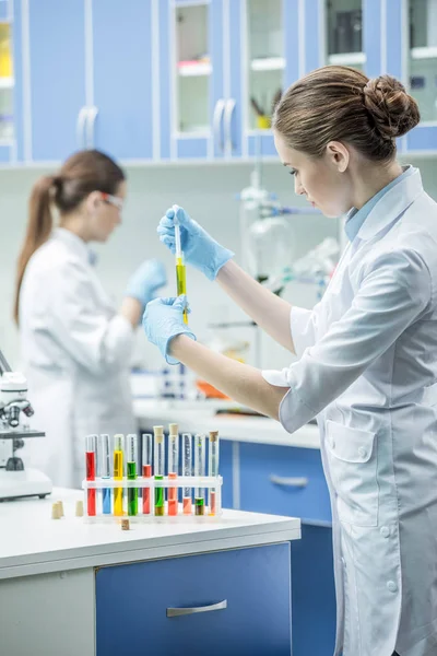 Female scientists in lab — Stock Photo