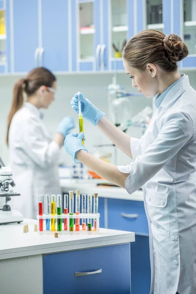 Scientifiques féminines en laboratoire — Photo de stock