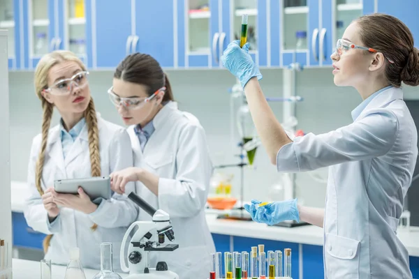 Female scientists in lab — Stock Photo