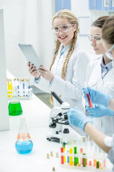 Scientifiques féminines en laboratoire — Photo de stock