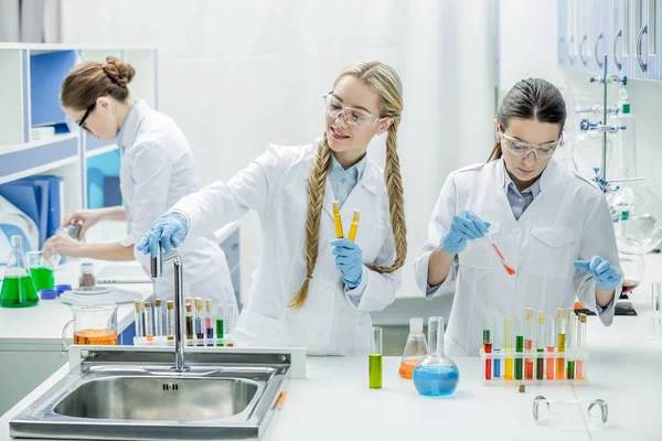 Scientifiques féminines en laboratoire — Photo de stock