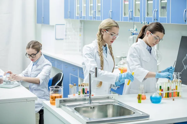 Female scientists in lab — Stock Photo