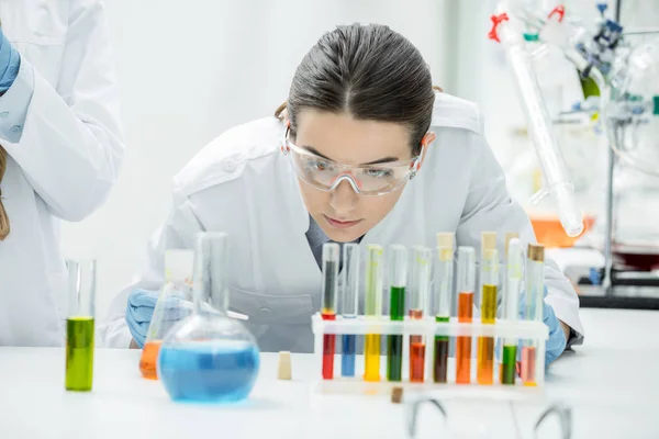 Científica femenina en laboratorio - foto de stock